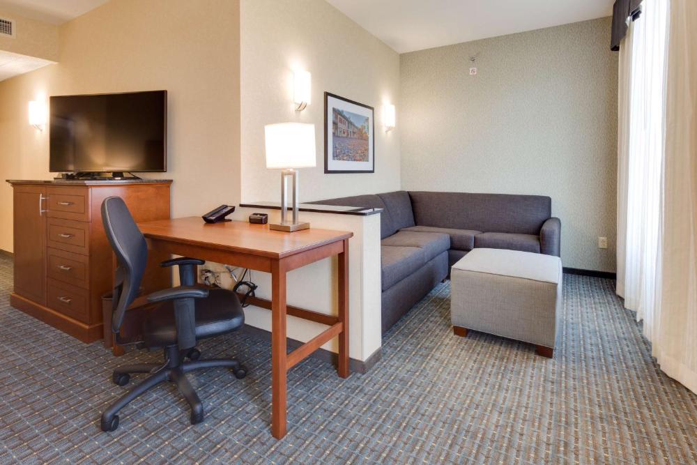 Oversize Deluxe King Room - Hearing Accessible interior